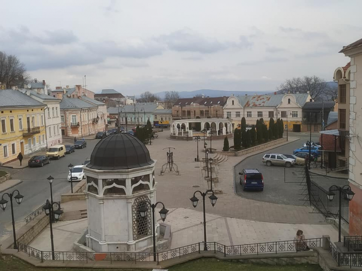 У центрі Чернівців, на площі Пресвятої Марії, встановили залізний паркан