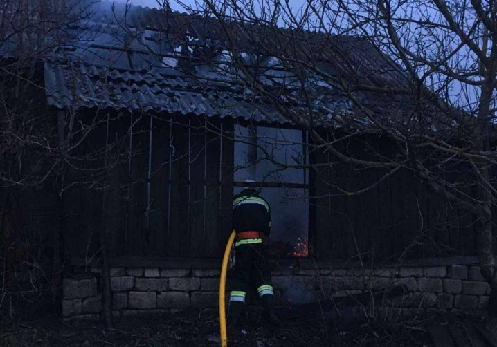 На Буковині через велику кількість ввімкнених приборів загорілась господарська будівля