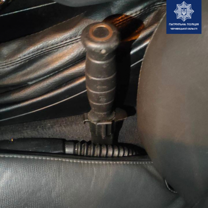 Наркотики, зброя та кайдани: поліція знайшла у автомобілі чернівчанина ряд заборонених предметів