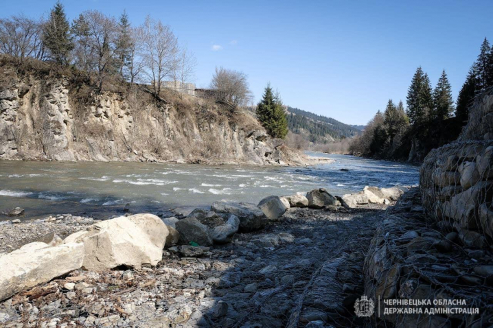 У Конятинській громаді укріпили береги річки та відновили дороги після тогорічної літньої повені