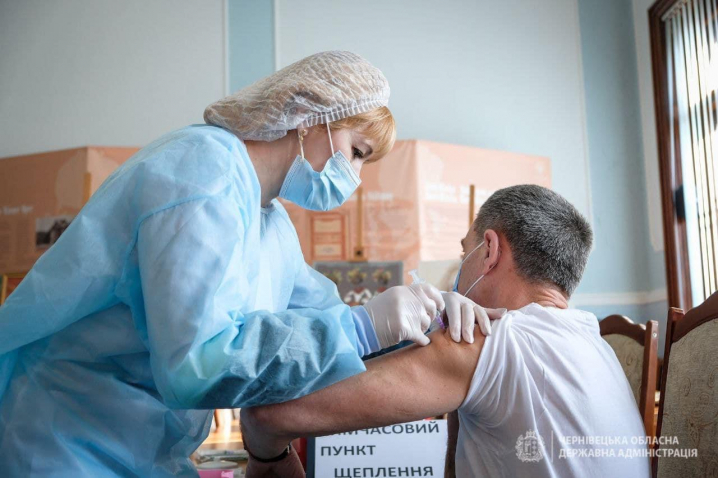 COVID-19: близько сотні працівників Чернівецького національного університету вакцинувались