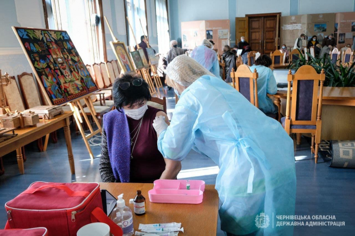 COVID-19: близько сотні працівників Чернівецького національного університету вакцинувались