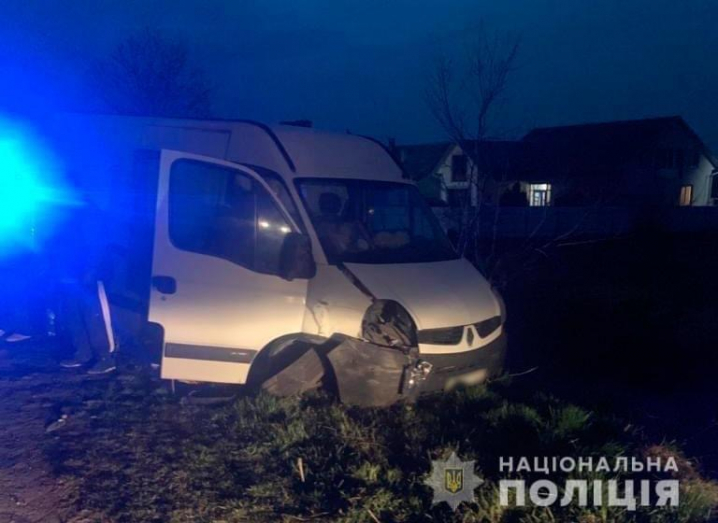 На Буковині зіткнулися легковик та мікроавтобус: 18-річний водій в лікарні