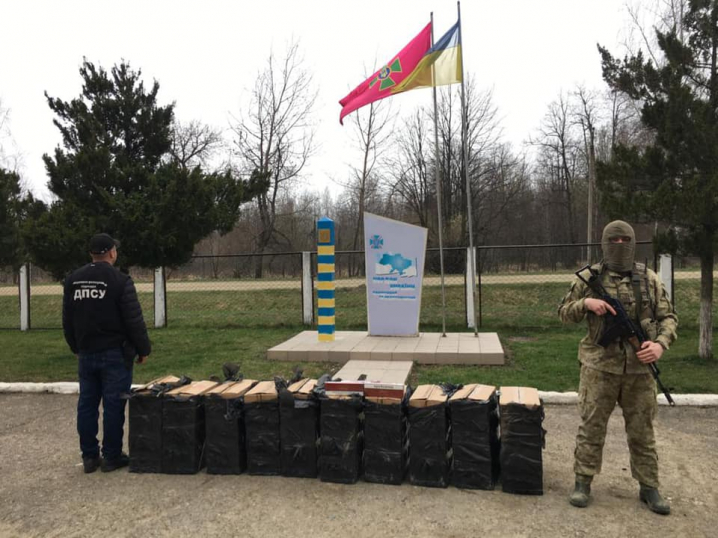 Зупиняли пострілами: на Буковині контрабандисти намагалися пронести через кордон майже 5 тисяч пачок цигарок