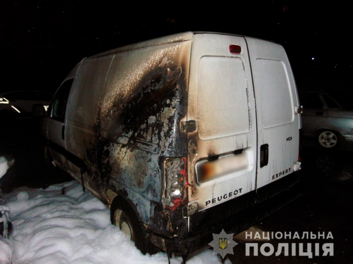 Внаслідок горіння трьох автівок у Чернівцях у поліції відкрили кримінальне провадження