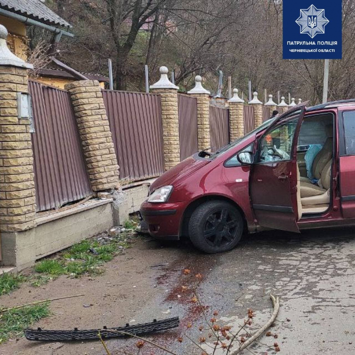П`яний водій у Чернівцях врізався у паркан приватного будинку