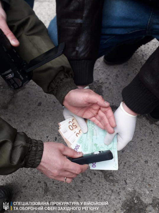 За гроші "не бачив" контрабанди цигарок: у Чернівцях затримали прикордонника на хабарі у 1050 євро
