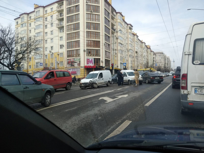 У Чернівцях на розі вулиць Героїв Майдану - Каспрука сталося ДТП