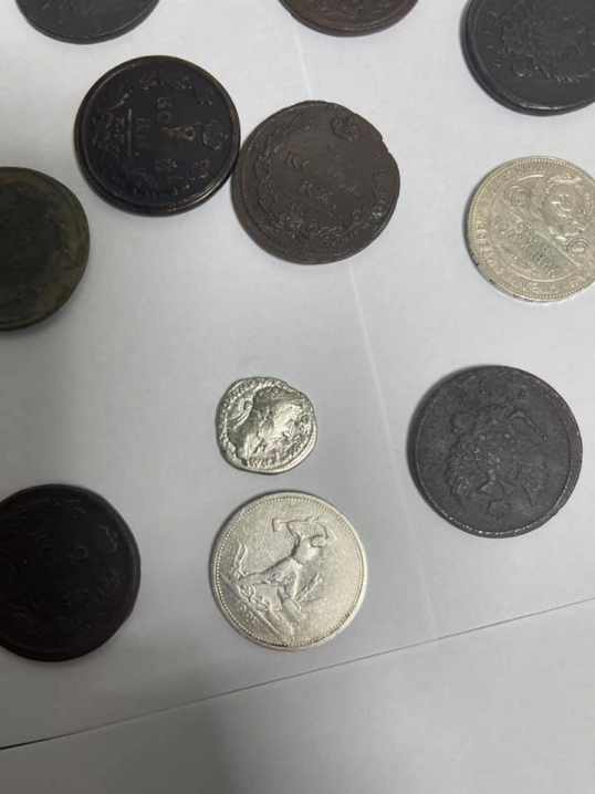 На Буковині затримали зловмисників, які хотіли незаконно вивезти старовинні монети На Буковині затримали зловмисників, які хотіли незаконно вивезти старовинні монети