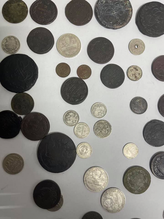 На Буковині затримали зловмисників, які хотіли незаконно вивезти старовинні монети На Буковині затримали зловмисників, які хотіли незаконно вивезти старовинні монети