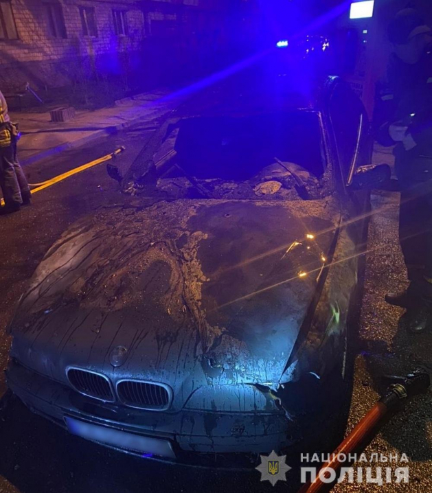 Автомобіль BMW, що горів вночі у Чернівцях - підпалили