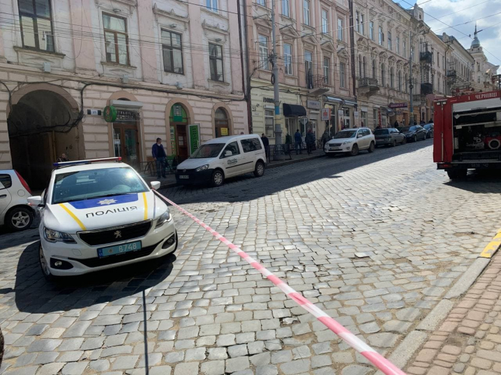 У центрі Чернівців виявили підозрілий предмет: рух транспорту біля міськради перекрили