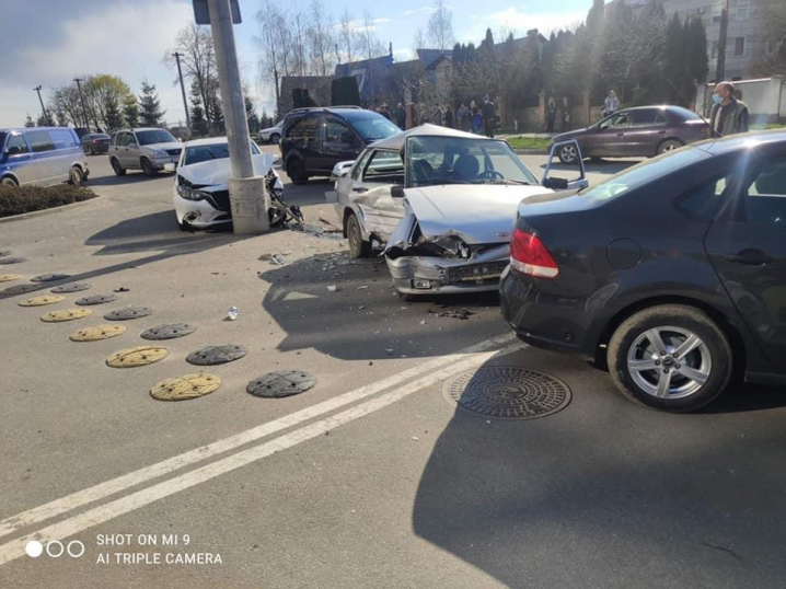 У Чернівцях на вулиці Воробкевича зіткнулись 3 авто: є потерпілі (ФОТО,ВІДЕО)