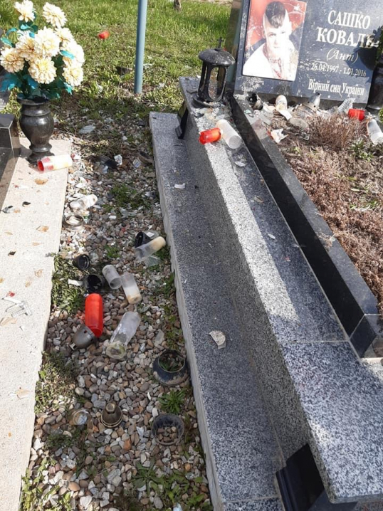 На Буковині вандали познущалися з могили бійця АТО