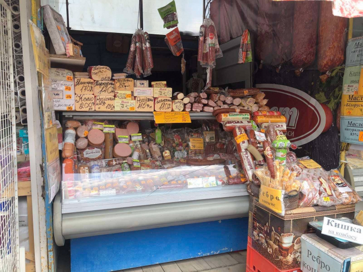 Торгують м`ясом з прилавків при +16: сектор Калинівського ринку можуть повністю зачинити Торгують м`ясом з прилавків при +16: сектор Калинівського ринку можуть повністю зачинити