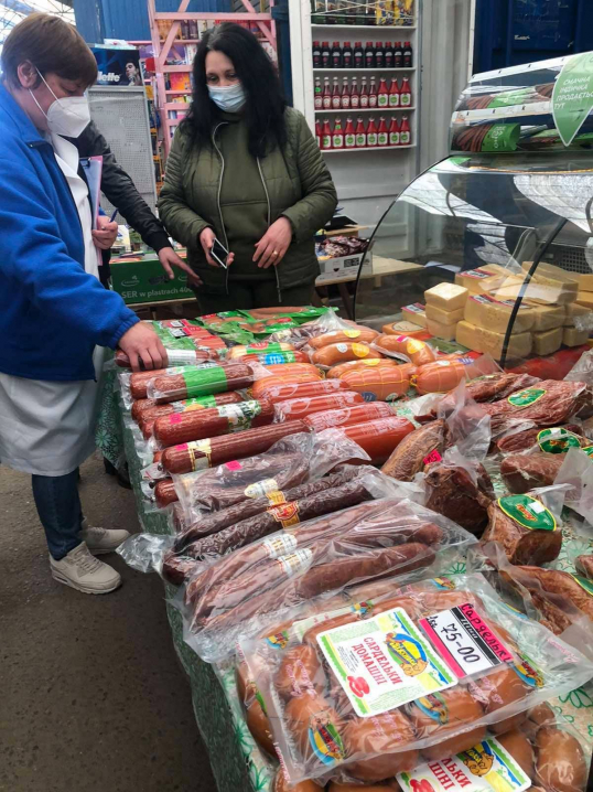 Торгують м`ясом з прилавків при +16: сектор Калинівського ринку можуть повністю зачинити Торгують м`ясом з прилавків при +16: сектор Калинівського ринку можуть повністю зачинити