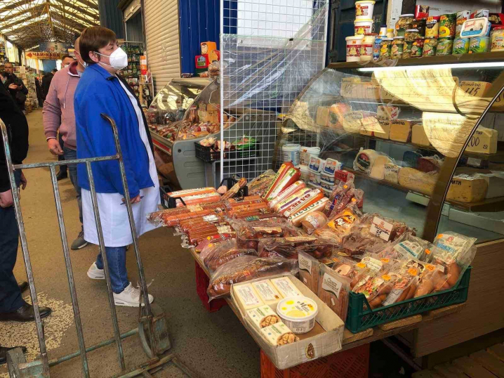 Торгують м`ясом з прилавків при +16: сектор Калинівського ринку можуть повністю зачинити Торгують м`ясом з прилавків при +16: сектор Калинівського ринку можуть повністю зачинити