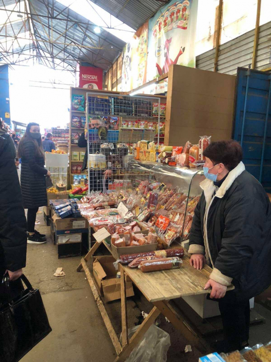 Торгують м`ясом з прилавків при +16: сектор Калинівського ринку можуть повністю зачинити Торгують м`ясом з прилавків при +16: сектор Калинівського ринку можуть повністю зачинити