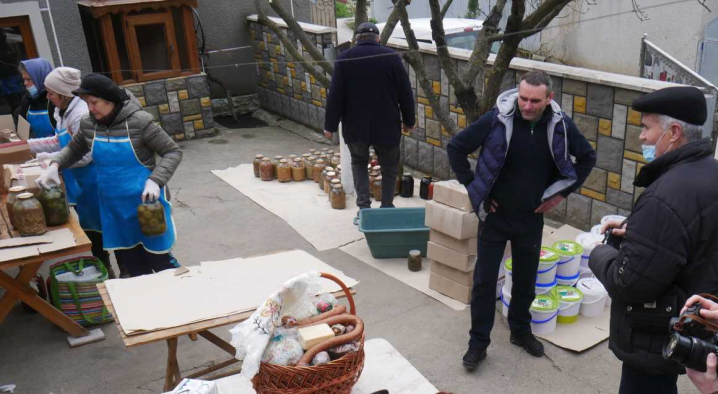 Волонтери із Заставни відправили на передову Великодній кошик та понад 2 тони їжі (ВІДЕО)