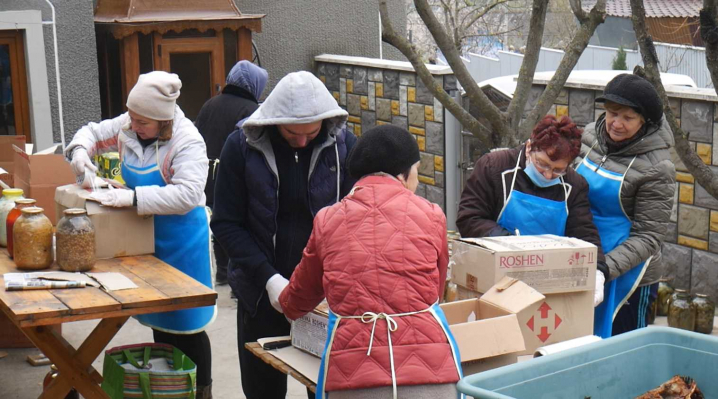 Волонтери із Заставни відправили на передову Великодній кошик та понад 2 тони їжі (ВІДЕО)