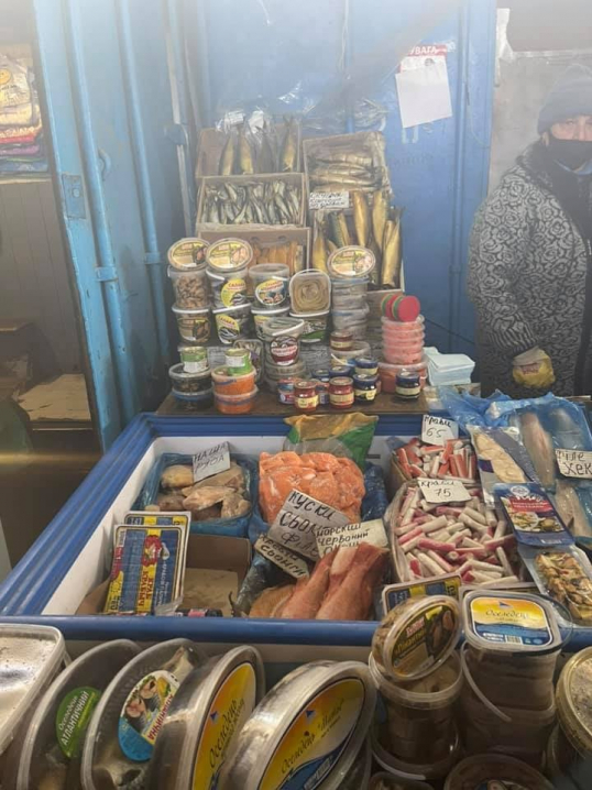 Риба на рівні півметра від землі: сектор Калинівського ринку можуть зачинити через грубі порушення Риба на рівні півметра від землі: сектор Калинівського ринку можуть зачинити через грубі порушення