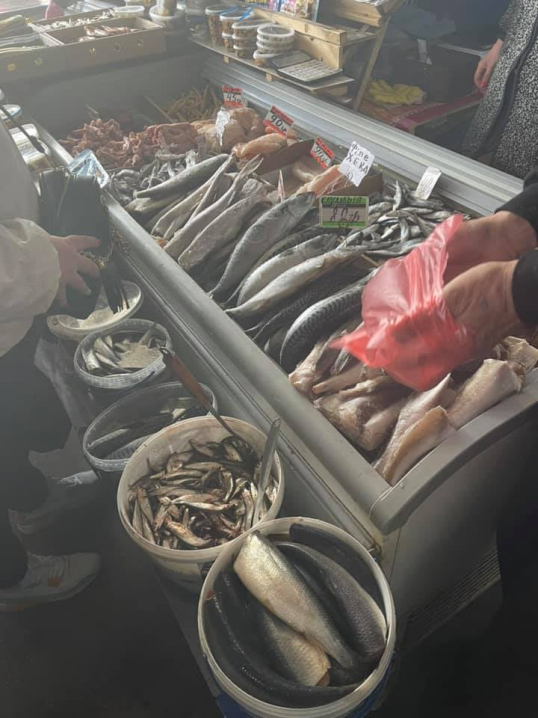 Риба на рівні півметра від землі: сектор Калинівського ринку можуть зачинити через грубі порушення Риба на рівні півметра від землі: сектор Калинівського ринку можуть зачинити через грубі порушення