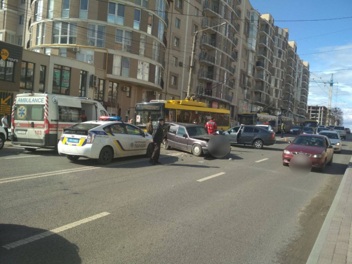 На вулиці Героїв Майдану сталася потрійна ДТП за участі тролейбусу: рух ускладнено