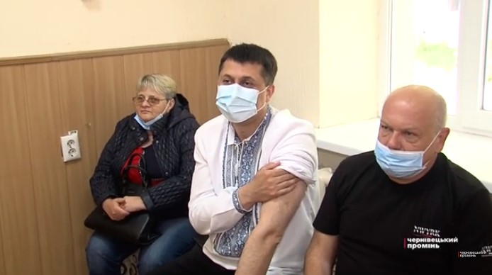 Буковинцям почали вводити другу дози вакцини: як минув старт ревакцинації? - © Чернівецький промінь