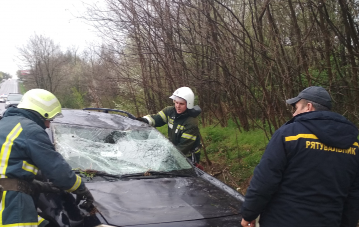 На Буковині рятувальники перевернули автівку, яка скотилася у кювет