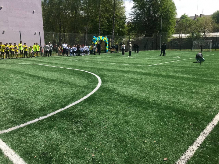 У Чернівцях на території однієї із шкіл встановили новий спортивний майданчик