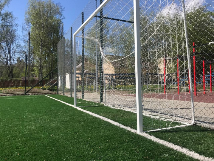 У Чернівцях на території однієї із шкіл встановили новий спортивний майданчик