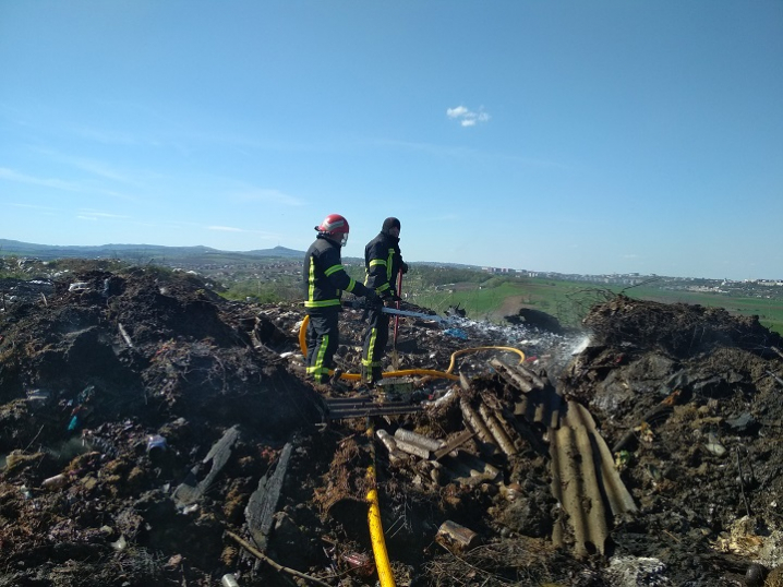 На Буковині горів гараж зблокований з будинком: вогонь повністю знищив автомобіль