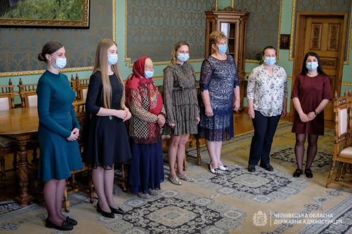 "За спасіння життя": буковинські медсестри отримали почесні відзнаки
