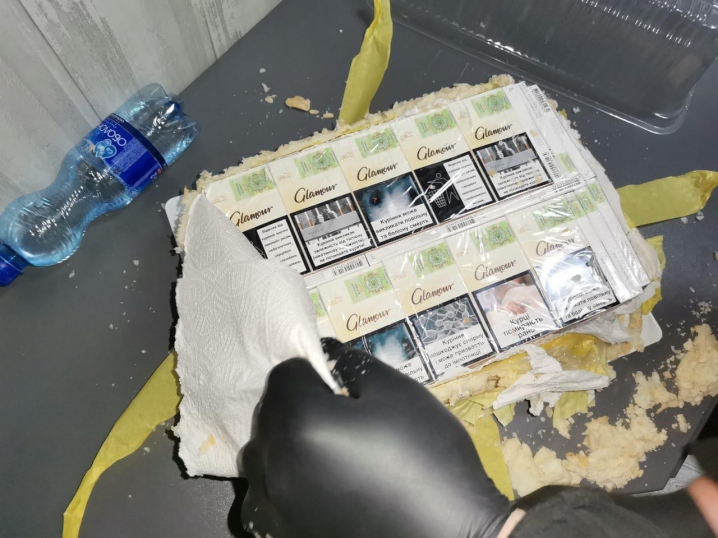 Торт з присмаком цигарок: на Буковині затримали водія, який у солодощах перевозив контрабанду