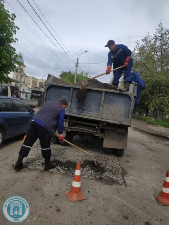 На вулиці Щербанюка завершується ліквідація наслідків аварії на каналізаційній мережі