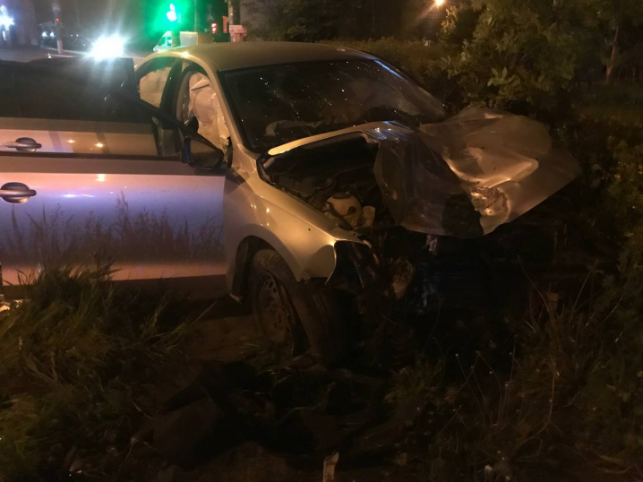 У Чернівцях вночі сталася ДТП: легковик зніс електроопору У Чернівцях вночі сталася ДТП: легковик зніс електроопору