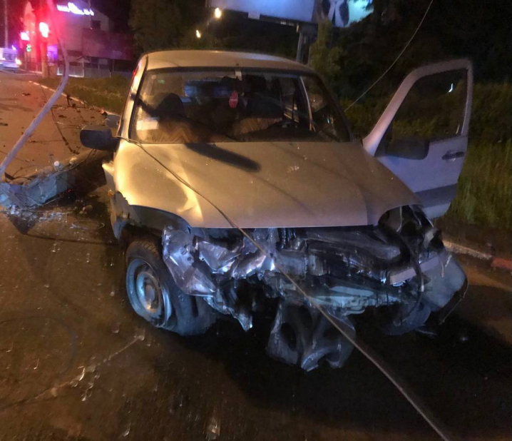 У Чернівцях вночі сталася ДТП: легковик зніс електроопору У Чернівцях вночі сталася ДТП: легковик зніс електроопору