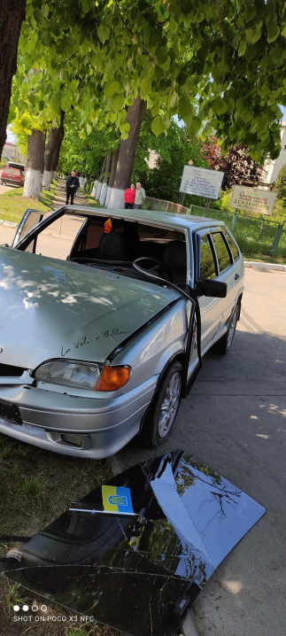 У Сторожинці сталася ДТП: один із автомобілів в'їхав у дерево