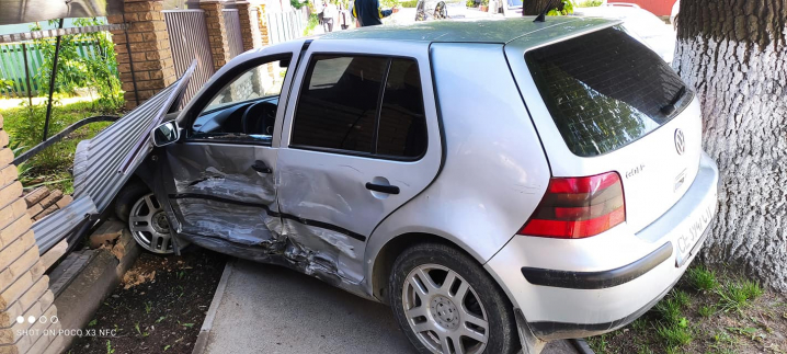 У Сторожинці сталася ДТП: один із автомобілів в'їхав у дерево