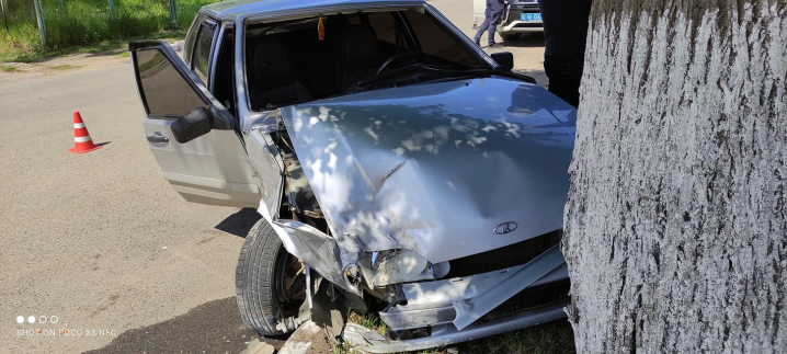 У Сторожинці сталася ДТП: один із автомобілів в'їхав у дерево