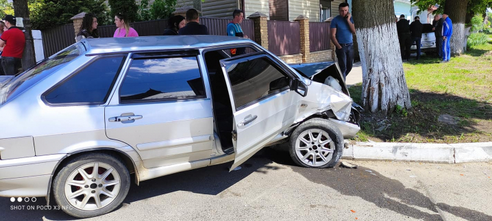 У Сторожинці сталася ДТП: один із автомобілів в'їхав у дерево