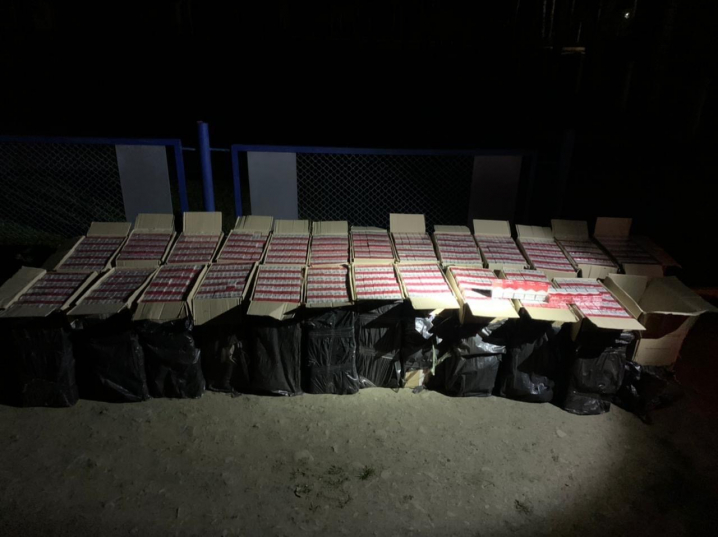 Контрабандисти залишили у лісі понад 12 тисяч пачок цигарок, помітивши прикоржонників Контрабандисти залишили у лісі понад 12 тисяч пачок цигарок, помітивши прикоржонників