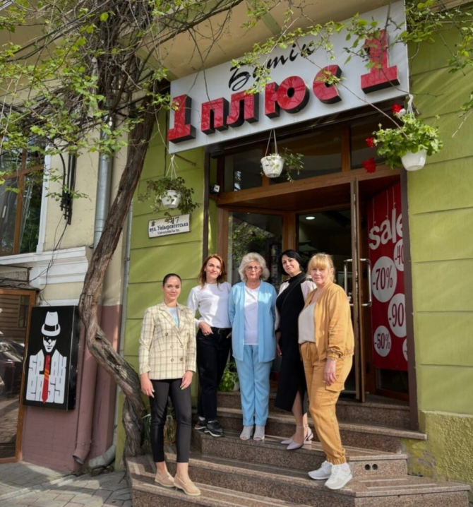 "Зробити свято для всіх": у Чернівцях випускницям подарували сукні "Зробити свято для всіх": у Чернівцях випускницям подарували сукні