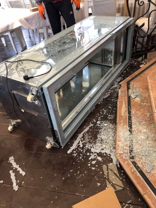 Вночі у Чернівцях троє вандалів вчинили погром на літньому майданчику ресторану