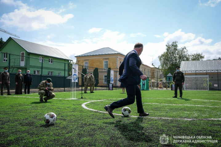 На території Чернівецького прикордонного загону відкрили сучасний футбольний майданчик