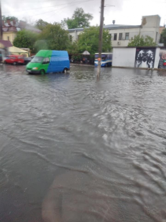 Маленька Венеція: у Чернівцях затопило автостанцію на вулиці Садовій