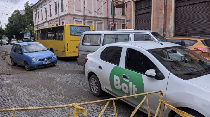 У Чернівцях зіткнулися маршрутка і таксі: рух по Університетській ускладнено (фото)