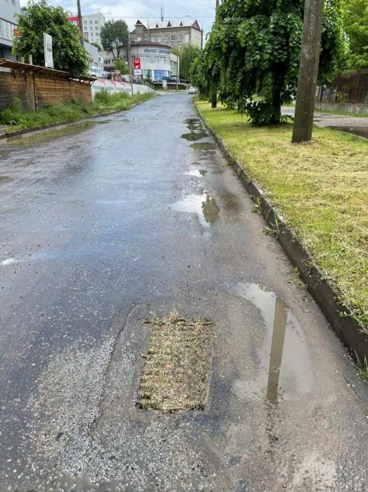 Чому місто пливе після злив: чернівчани публікують фото нечищених зливових мереж