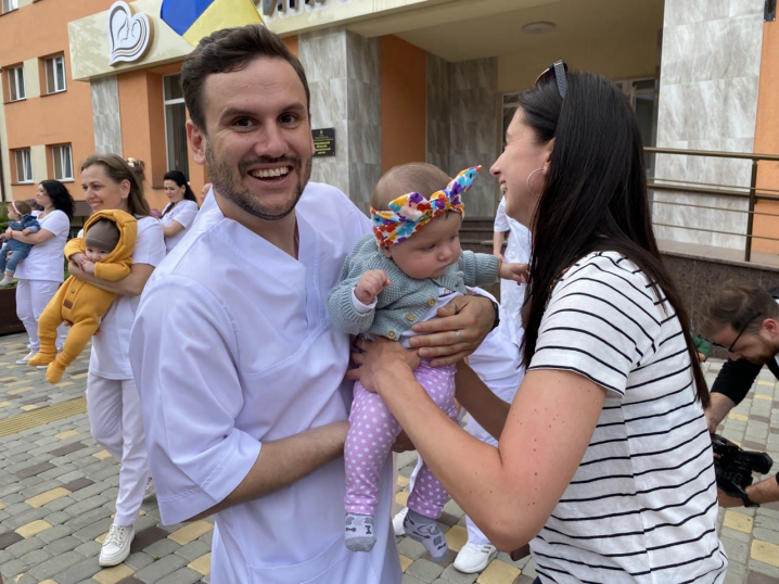 Лікарі перинатального центру у Чернівцях станцювали Всесвітній флешмоб