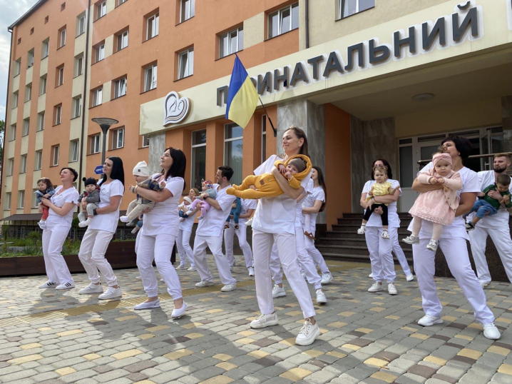 Лікарі перинатального центру у Чернівцях станцювали Всесвітній флешмоб